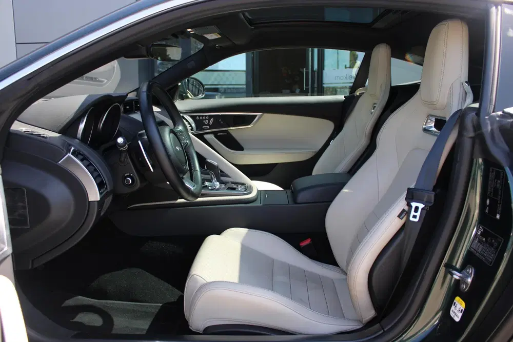 Jaguar F-Type P300 R-Dynamic uit 2019, foto 11