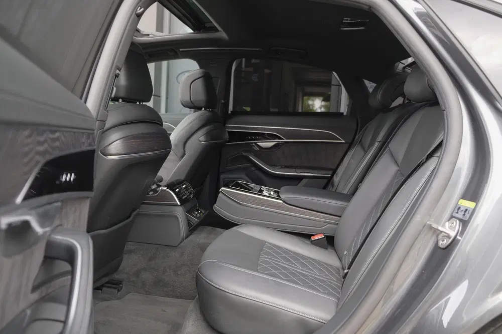 Audi A8 60 TFSIe 462pk S-Line Quattro Panoramdak * uit 2024, foto 11