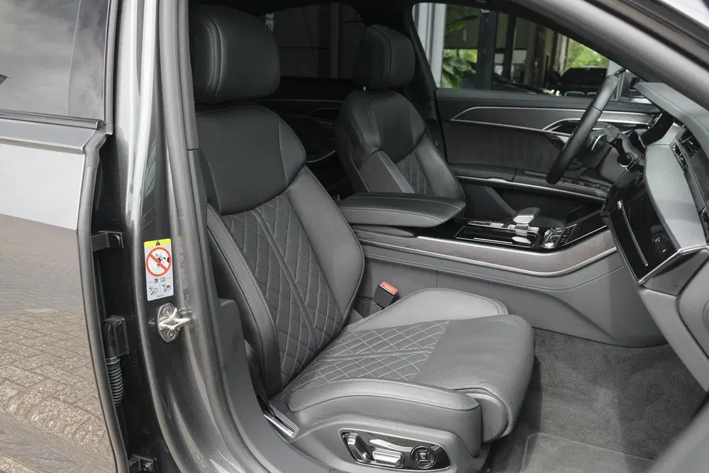 Audi A8 60 TFSIe 462pk S-Line Quattro Panoramdak * uit 2024, foto 13