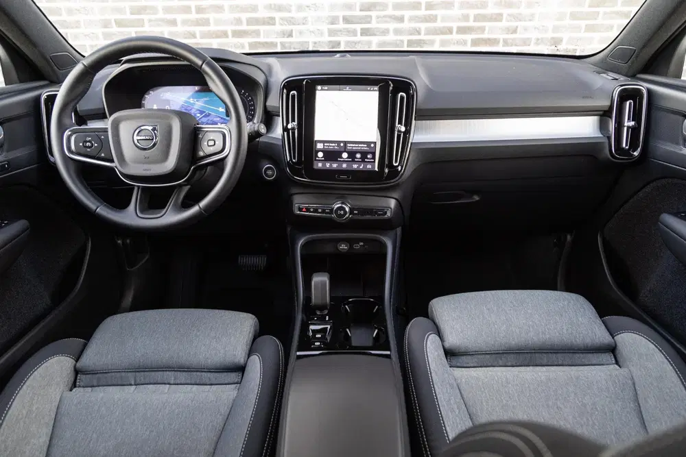 Volvo XC40 2.0 B3 Plus Dark uit 2025, foto 2