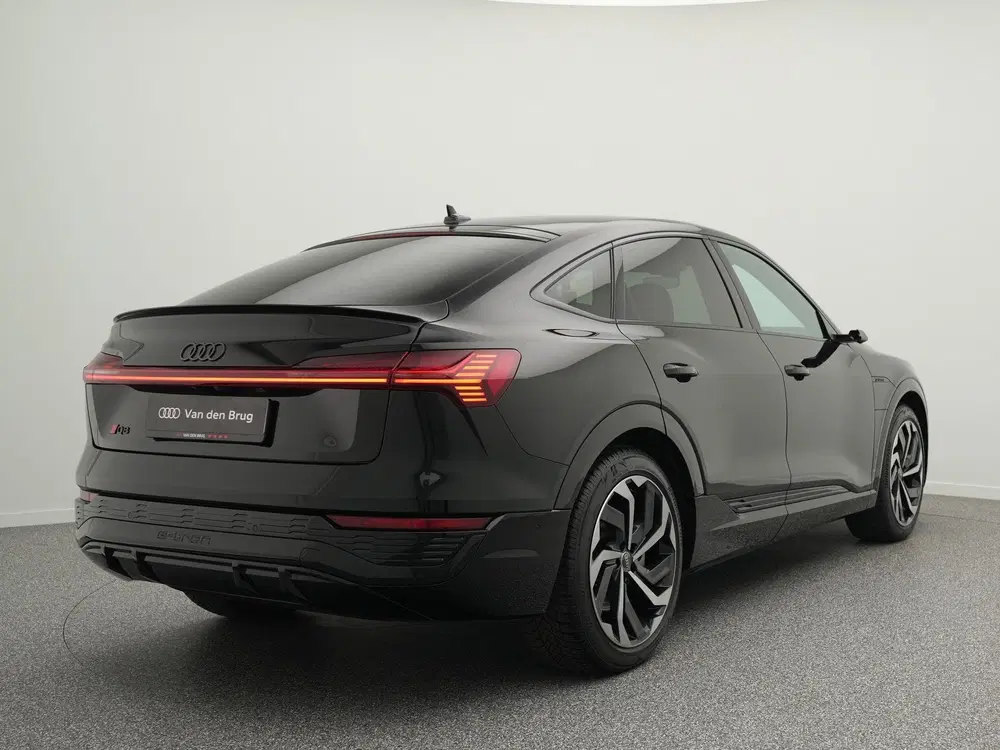 Audi Q8 55 quattro 115 kWh 408PK uit 2024, foto 2