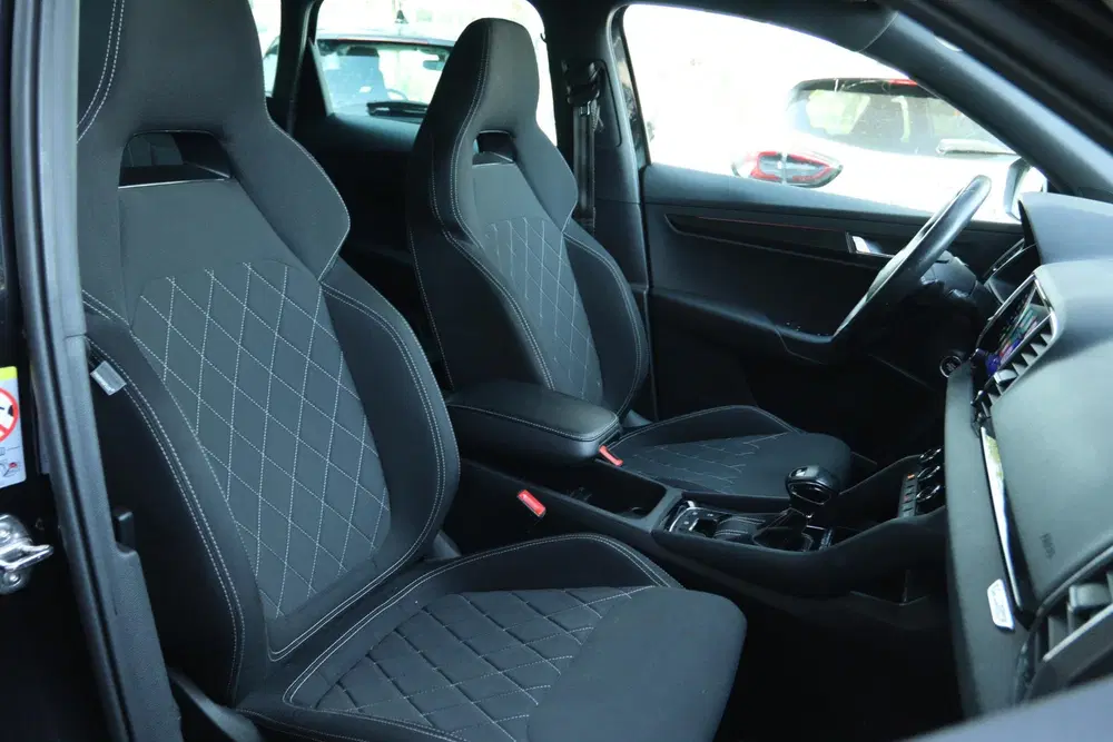 Skoda Karoq 1.5 TSI ACT STYLE SPORTLINE DSG AUT. uit 2020, foto 4