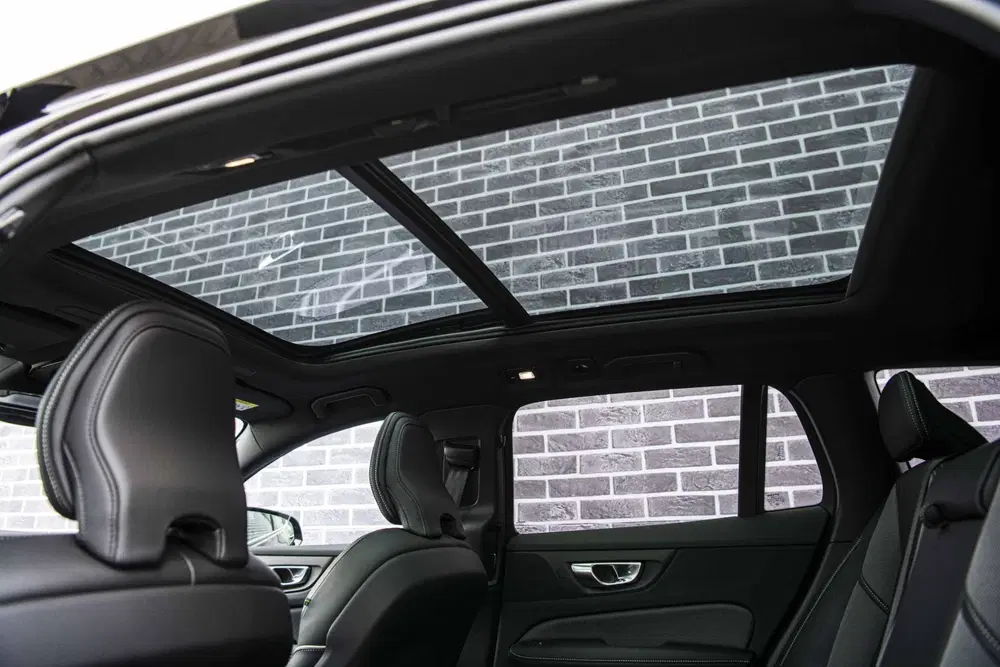 Volvo V60 2.0 T6 Plug-in hybrid AWD Ultra Dark uit 2026, foto 14