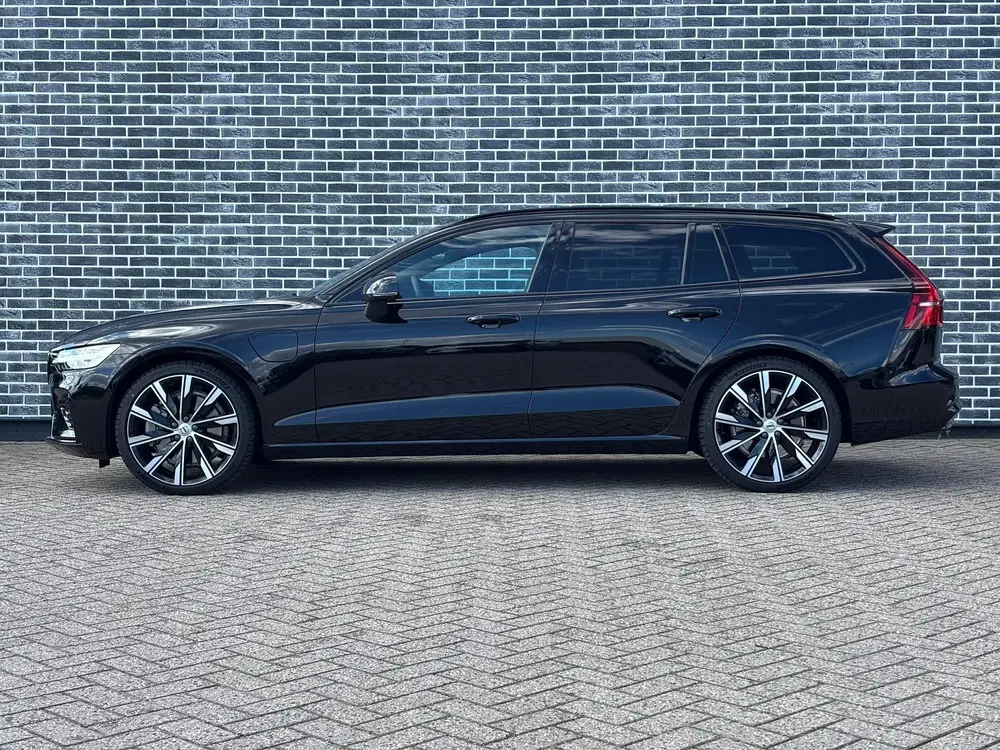 Volvo V60 2.0 T6 Plug-in hybrid AWD Ultra Dark uit 2026, foto 2