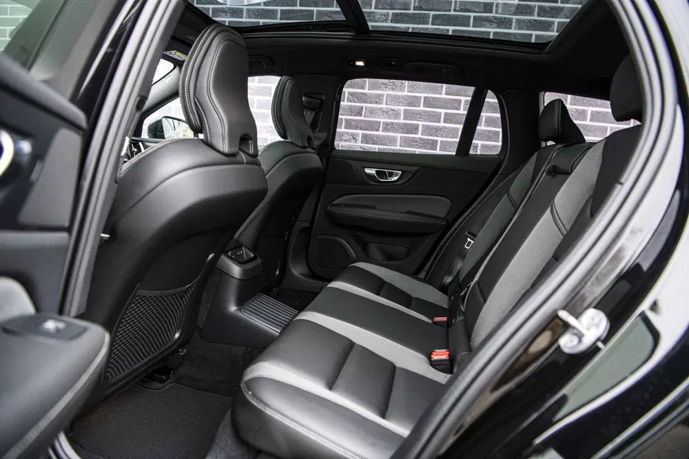 Volvo V60 2.0 T6 Plug-in hybrid AWD Ultra Dark uit 2026, foto 9