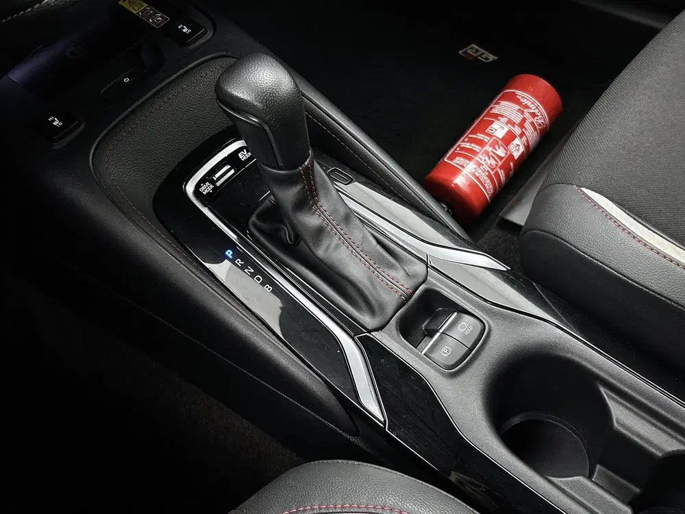 Toyota Corolla Hybrid 140 GR Sport uit 2024, foto 13