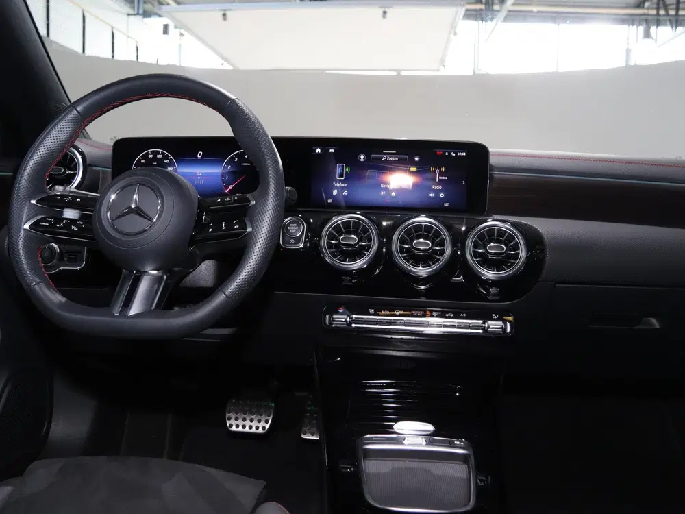 Mercedes-Benz CLA 180 Star Edition AMG Line Plus uit 2024, foto 9