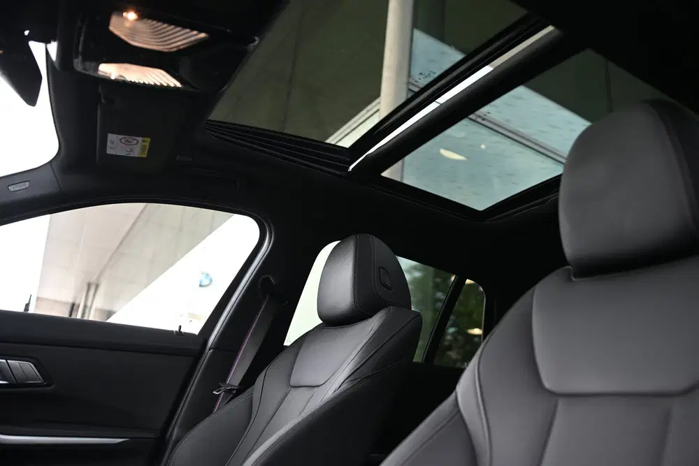 BMW 3-serie 330e xDrive M Sport Automaat uit 2025, foto 11