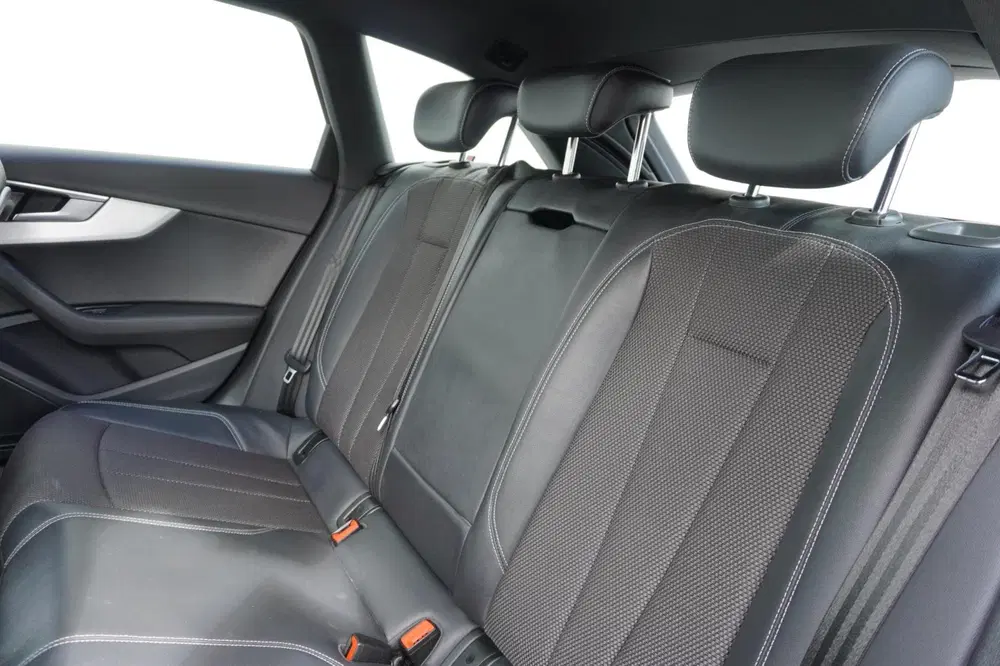 Audi A4 35 TFSI Launch edition Sport uit 2020, foto 14