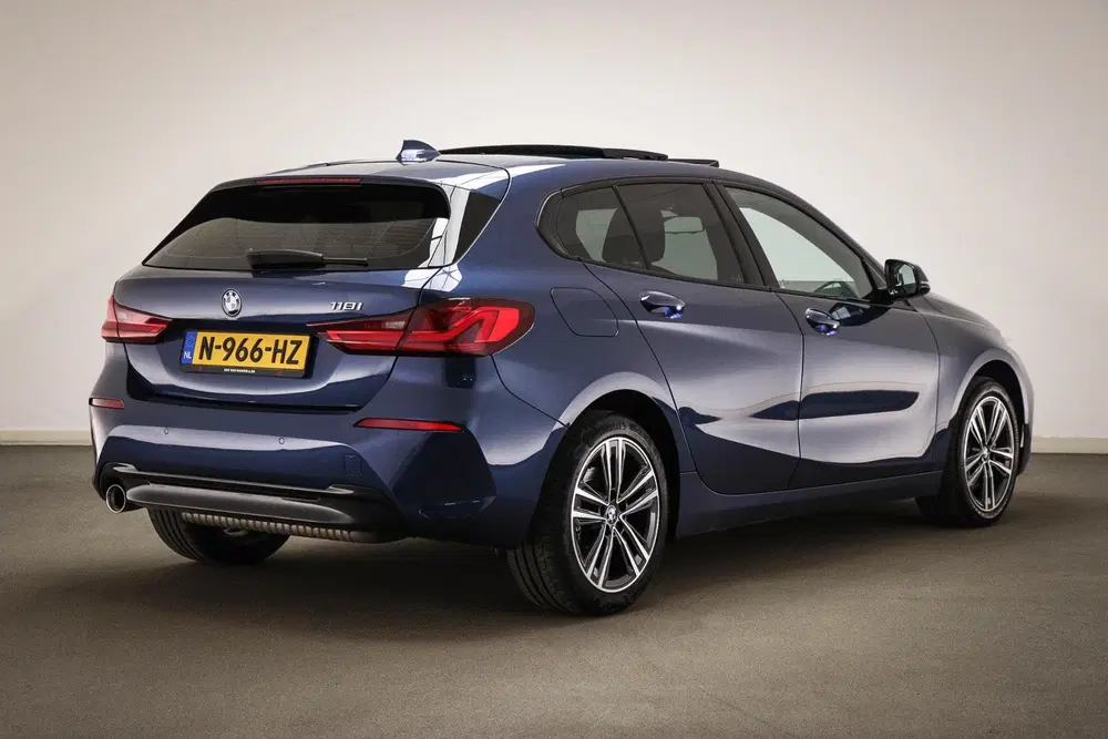 BMW 1-serie 118i Business Edition uit 2021, foto 2