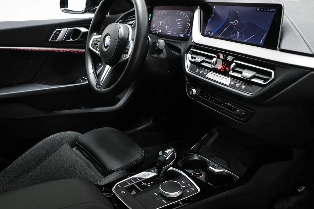 BMW 1-serie 118i Business Edition uit 2021, foto 3