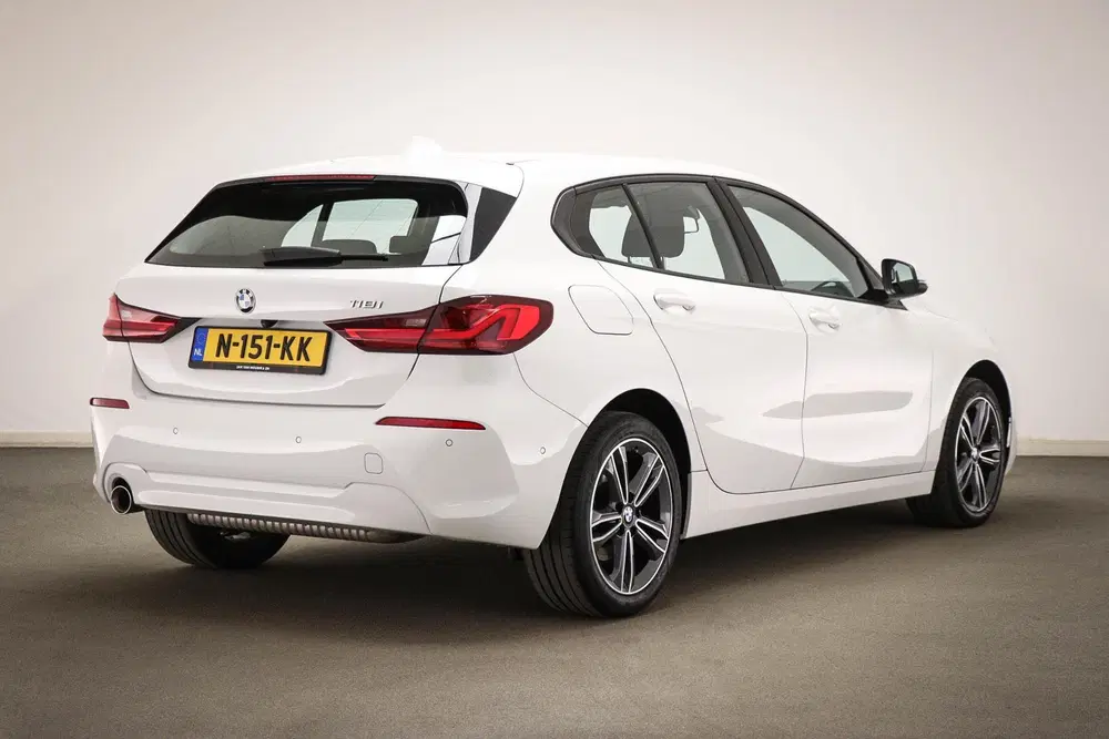 BMW 1-serie 118i Business Edition uit 2021, foto 2