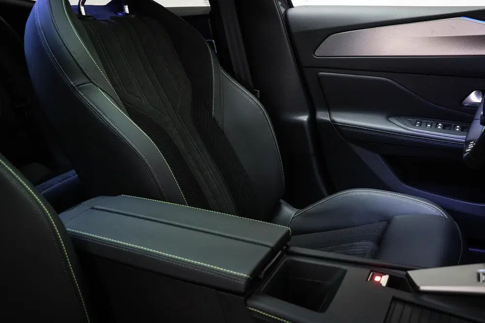 Peugeot 408 GT 58 kWh uit 2026, foto 11