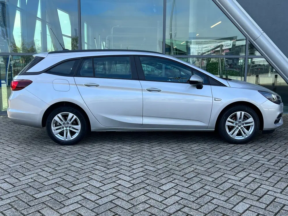 Opel Astra 1.2 Edition uit 2021, foto 2