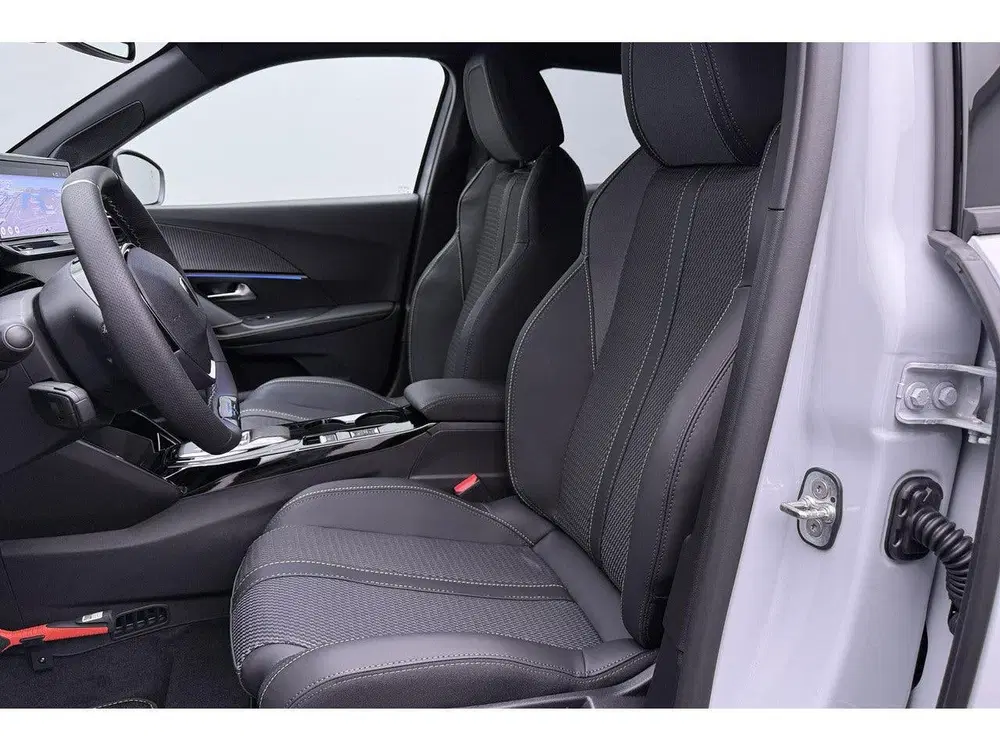 Peugeot 2008 1.2 Hybrid 145 GT uit 2026, foto 5
