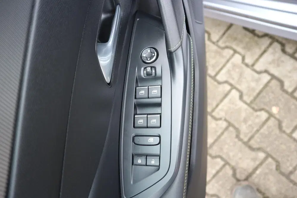 Peugeot 308 1.2 PureTech GT 130PK AUTOMAAT NAVI FOCAL uit 2022, foto 15