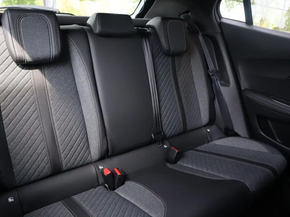 Peugeot 2008 SUV Allure PureTech 100pk H6 uit 2025, foto 7