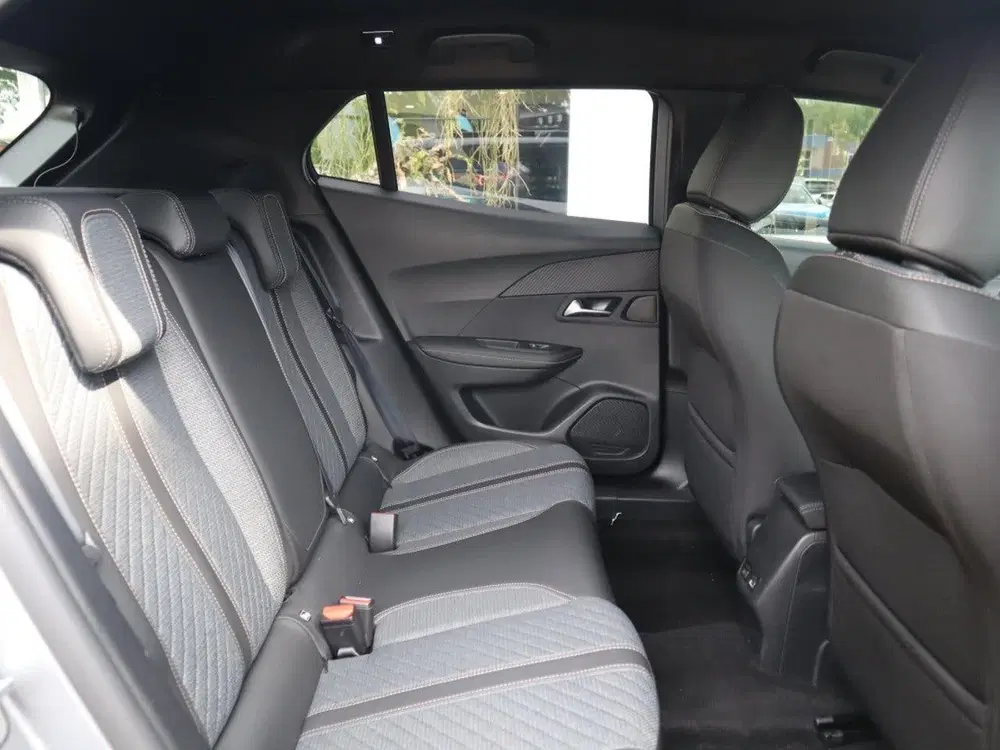 Peugeot 2008 SUV Allure PureTech 100pk H6 uit 2025, foto 8
