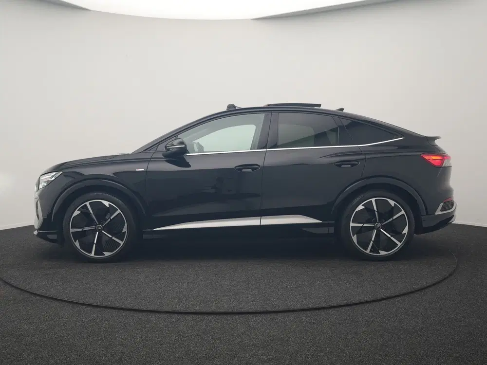 Audi Q4 e-tron 35 S Line 55 kWh 170pk Dealer O.H. uit 2022, foto 2