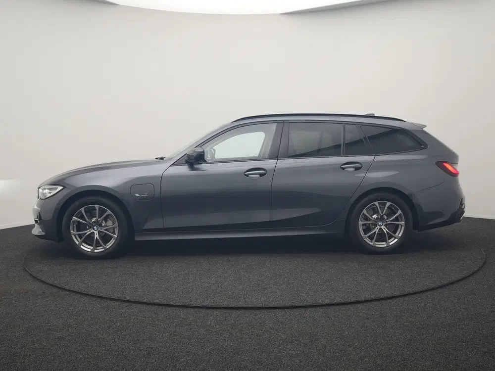 BMW 3-serie 3 Serie Touring 330e Sportline PHEV 293pk uit 2022, foto 2