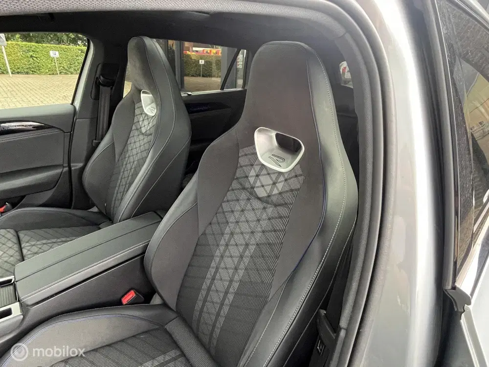 Volkswagen Passat 1.5 eTSI R-Line Business uit 2024, foto 10