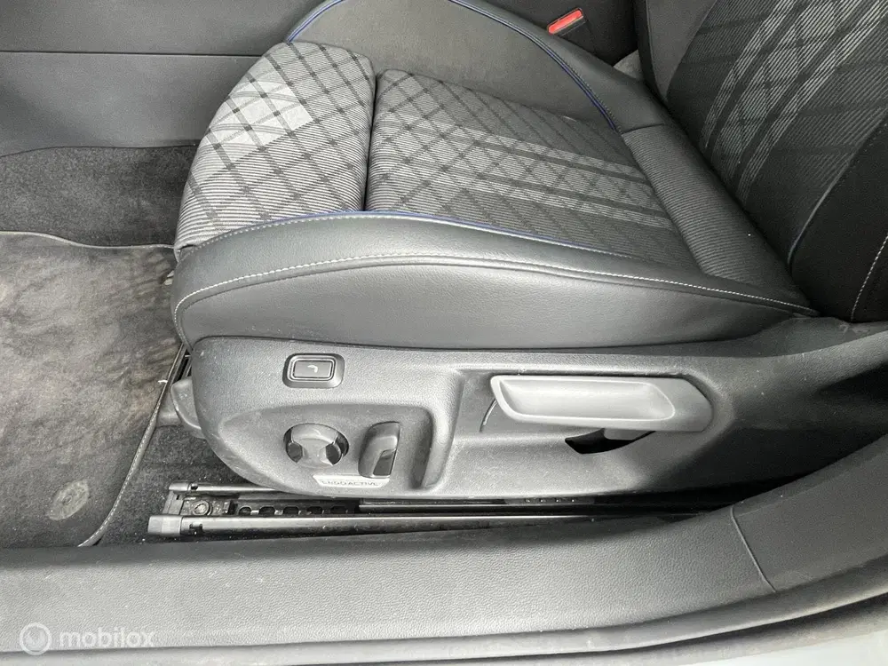 Volkswagen Passat 1.5 eTSI R-Line Business uit 2024, foto 9