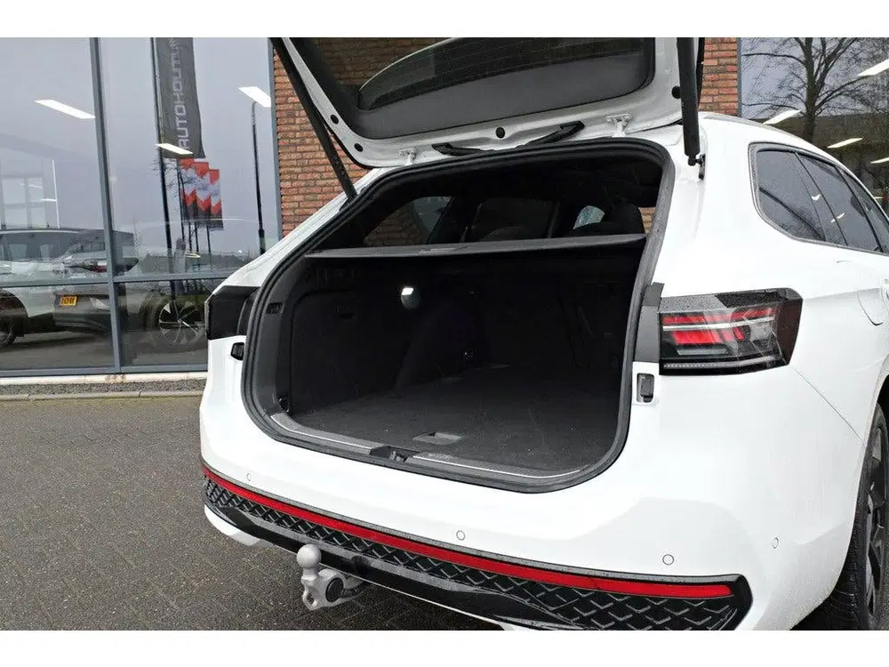 Volkswagen Passat Variant 2.0 TDI R-Line Business Panoramada uit 2024, foto 13