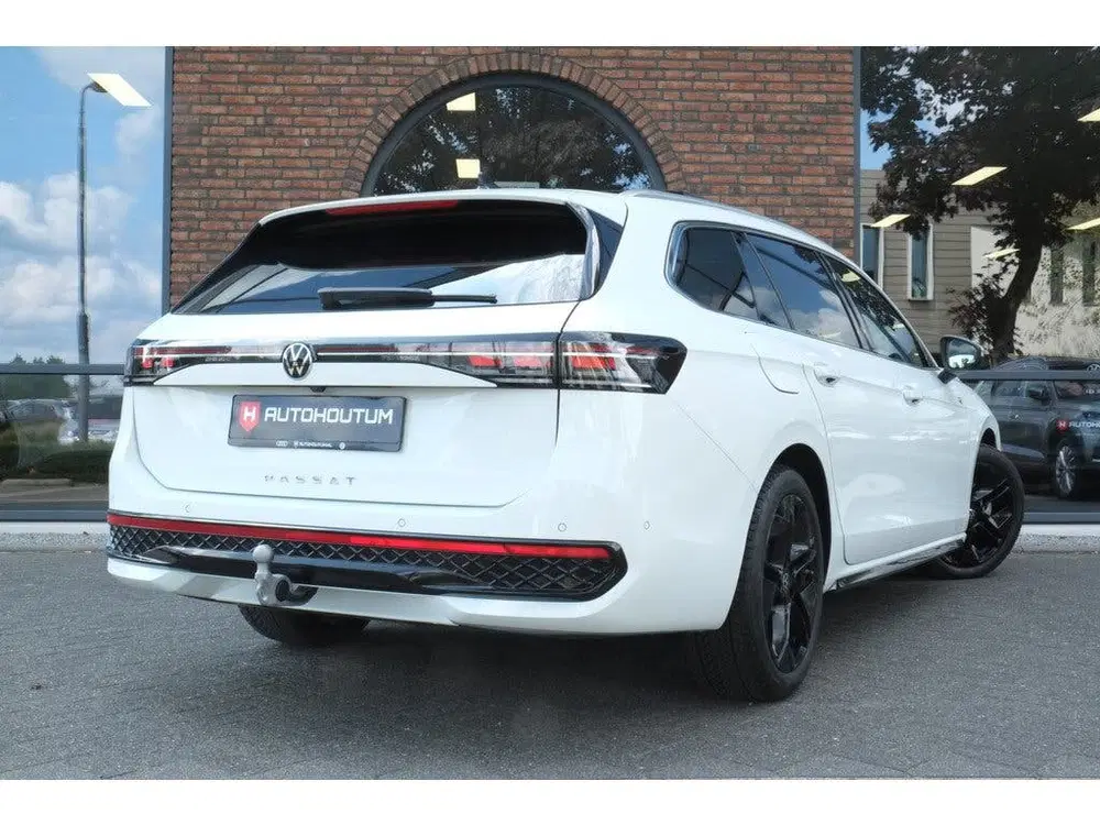 Volkswagen Passat Variant 2.0 TDI R-Line Business Panoramada uit 2024, foto 2