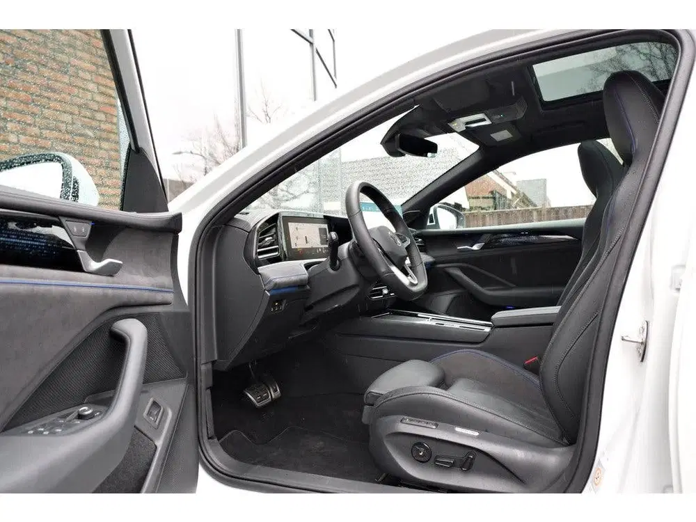 Volkswagen Passat Variant 2.0 TDI R-Line Business Panoramada uit 2024, foto 9