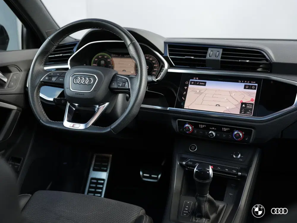 Audi Q3 45 TFSIe S LINE uit 2024, foto 2