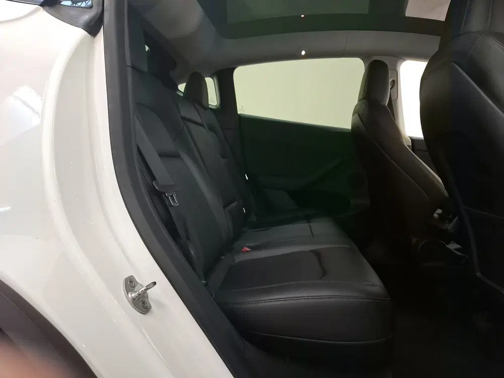 Tesla Model Y 75 kWh 351pk Long Range AWD uit 2022, foto 15