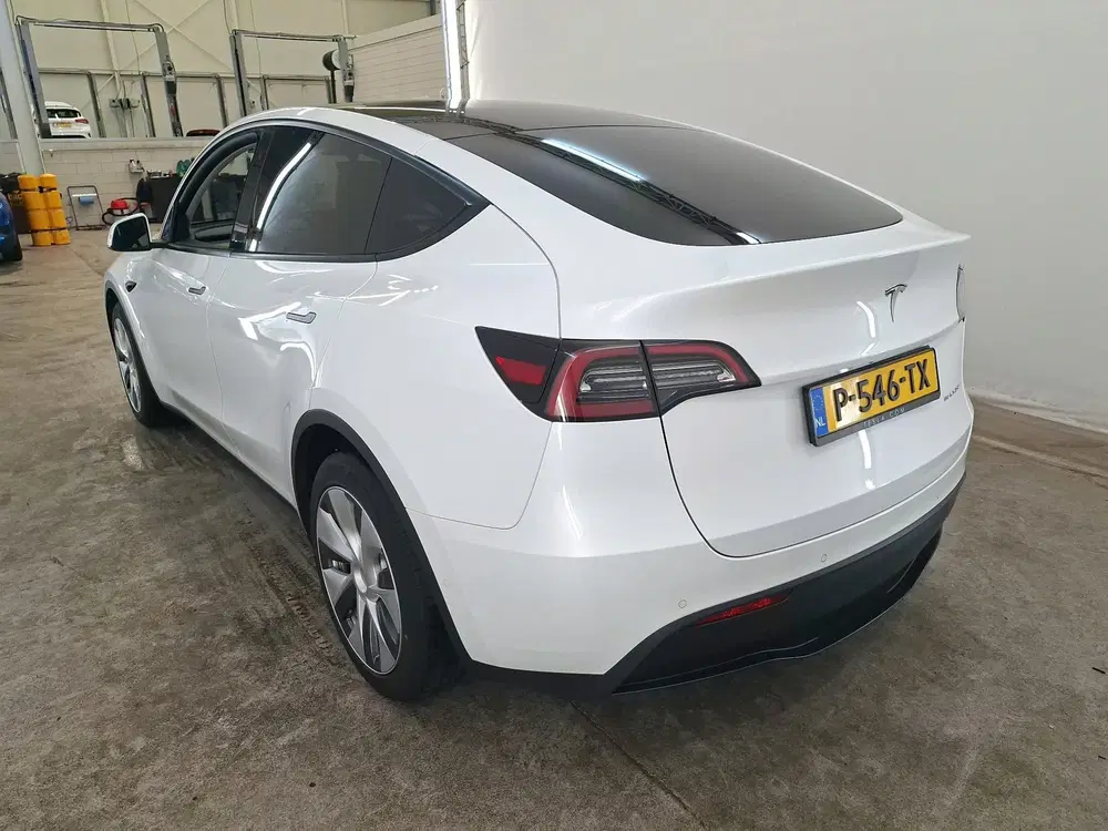 Tesla Model Y 75 kWh 351pk Long Range AWD uit 2022, foto 2