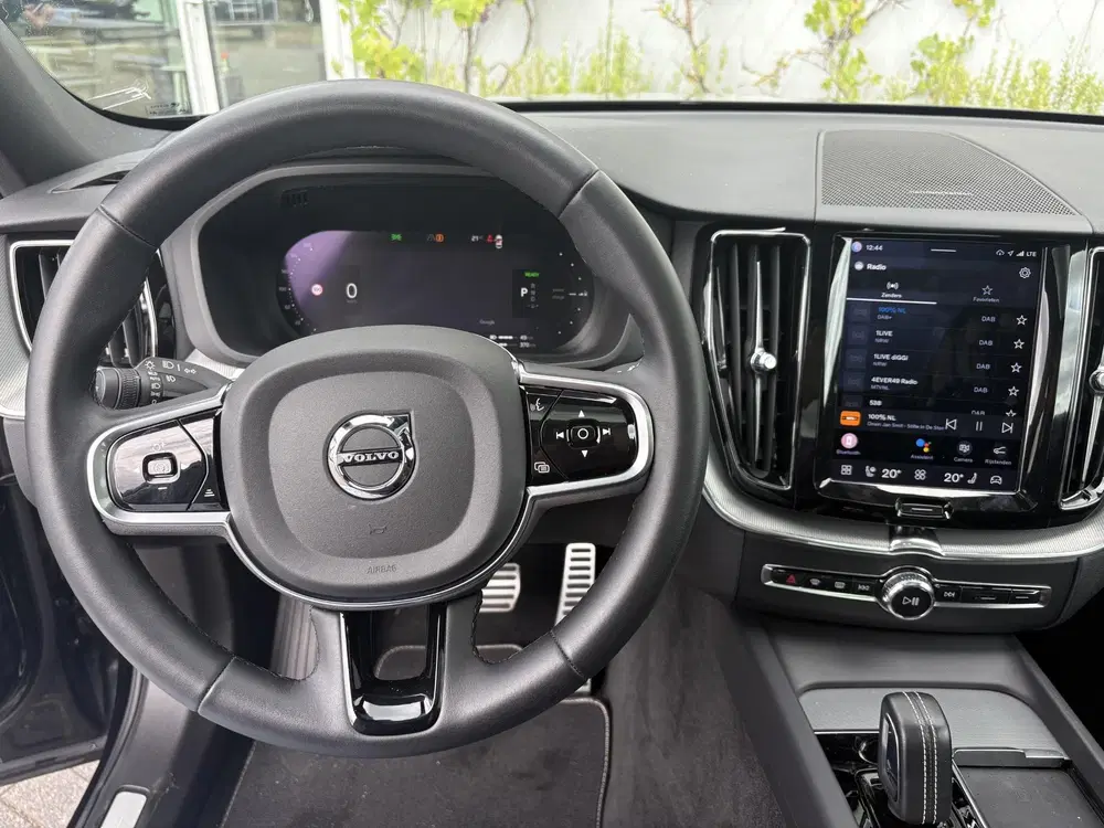 Volvo XC60 2.0 T6 Plug-in Hybrid AWD R-Design uit 2022, foto 9