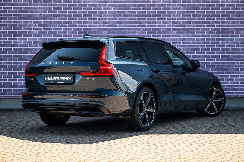 Volvo V60 T6 Plug-in hybrid AWD Ultra Dark uit 2026, foto 2