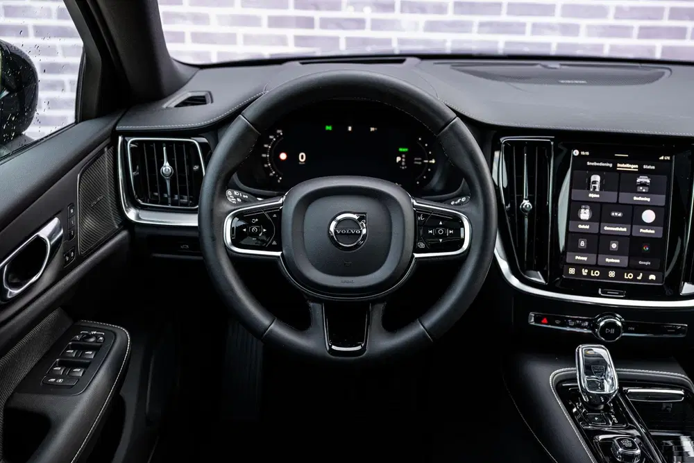 Volvo V60 T6 Plug-in hybrid AWD Ultra Dark uit 2026, foto 4