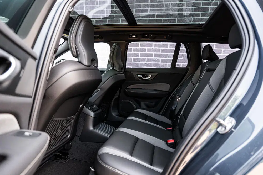 Volvo V60 T6 Plug-in hybrid AWD Ultra Dark uit 2026, foto 9