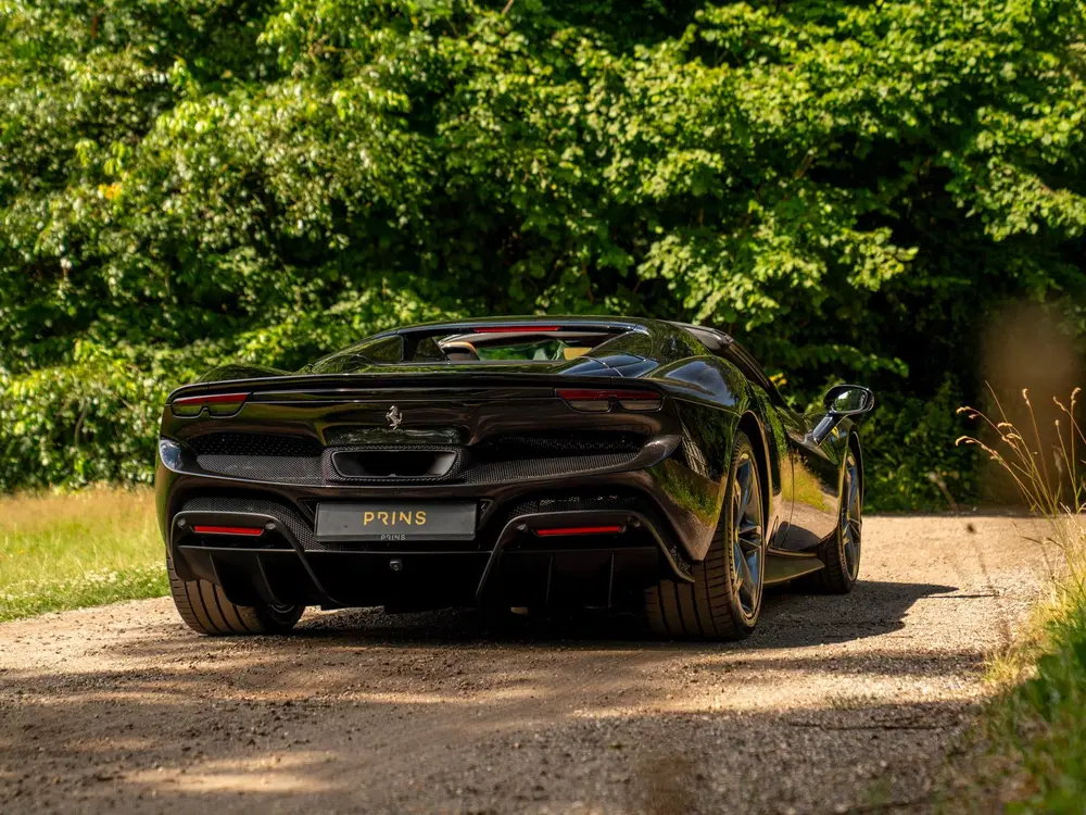 Ferrari 296 GTS 3.0 V6 uit 2024, foto 6