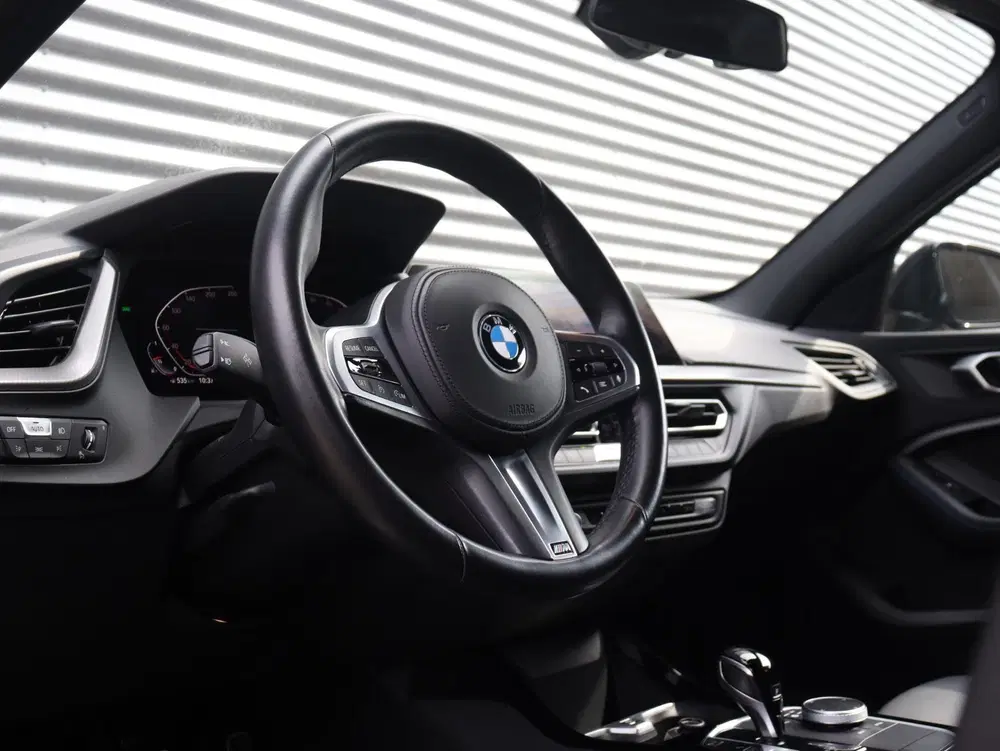 BMW 1-serie 5-deurs 120i uit 2022, foto 13