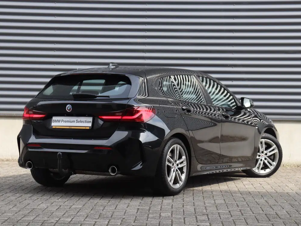 BMW 1-serie 5-deurs 120i uit 2022, foto 2