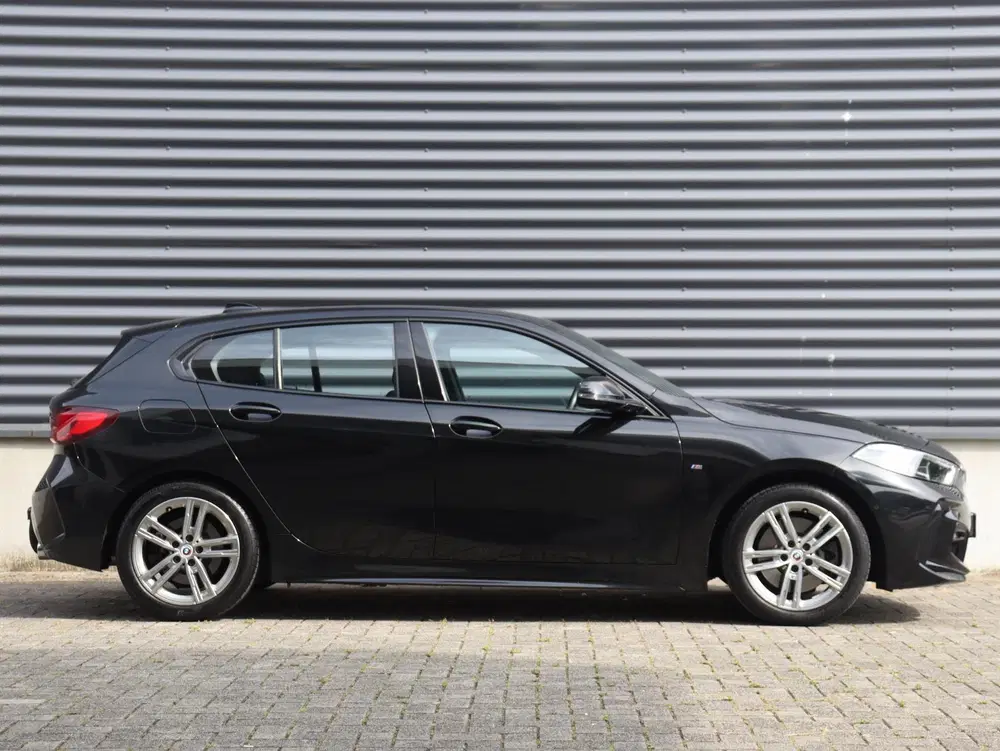 BMW 1-serie 5-deurs 120i uit 2022, foto 5