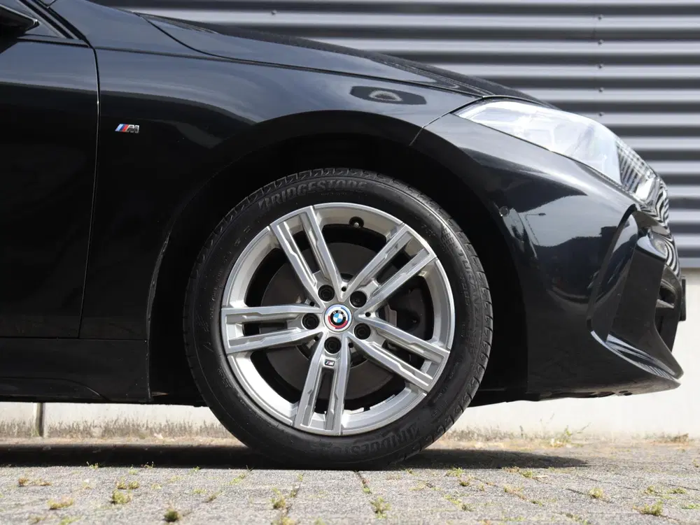 BMW 1-serie 5-deurs 120i uit 2022, foto 6