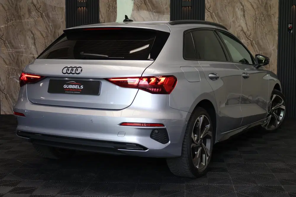 Audi A3 35 TFSI S Edition150 PK S-line Black Optic uit 2021, foto 3