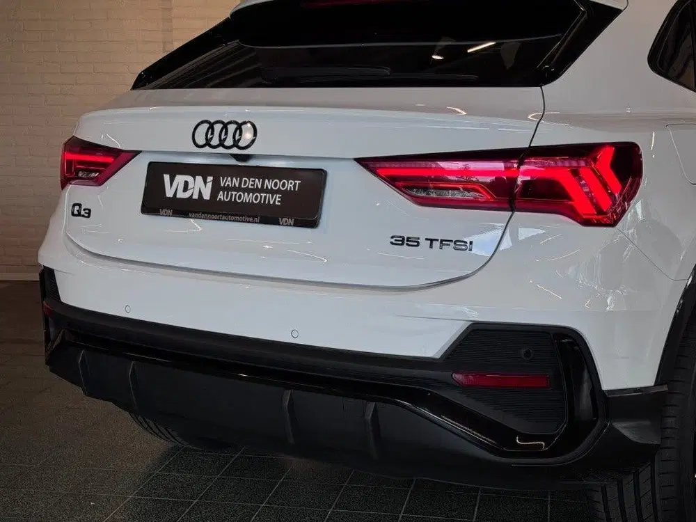Audi Q3 35 TFSI S-Line Edition Black Pano Sfeerv C uit 2024, foto 11