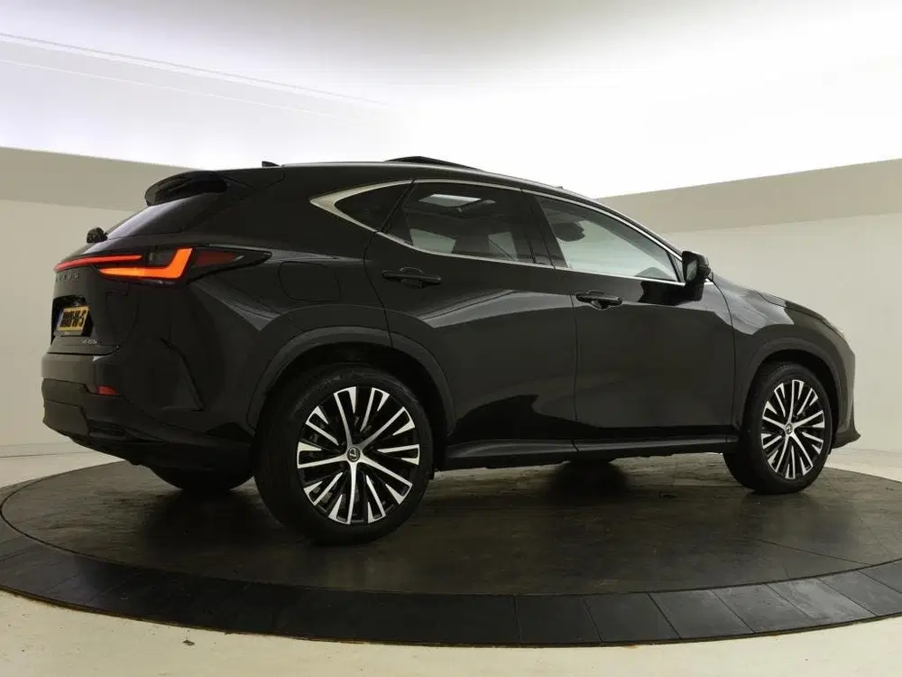 Lexus NX 450h+ Plug-In Hybrid AWD Executive Line uit 2024, foto 2