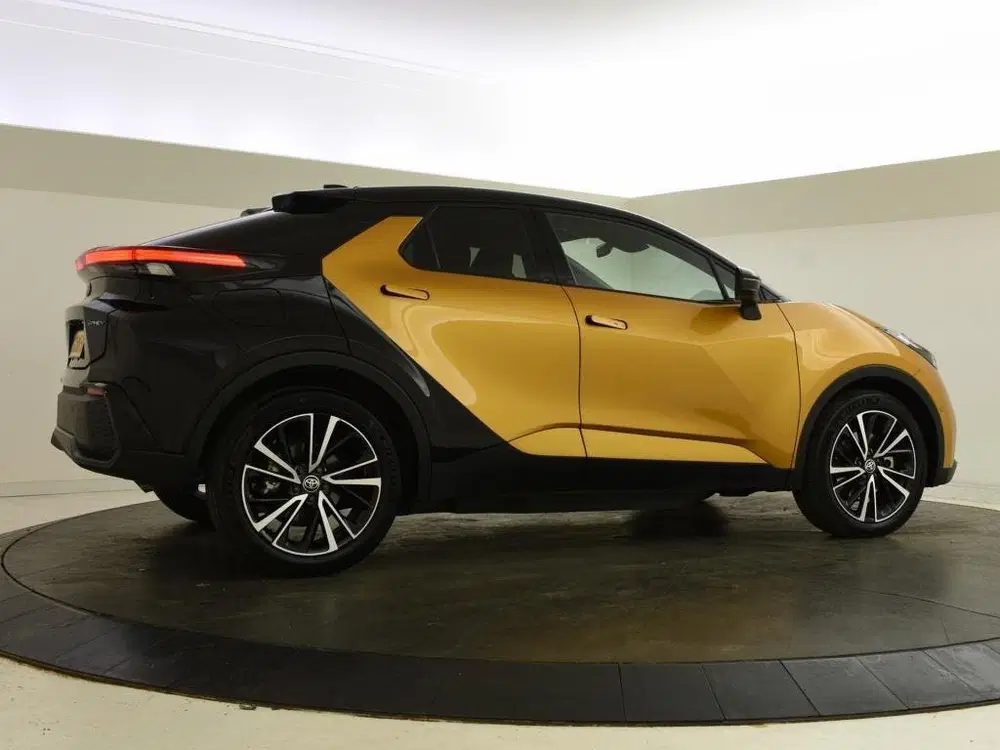 Toyota C-HR 2.0 PHEV 220 Executive Bi-Tone uit 2024, foto 2