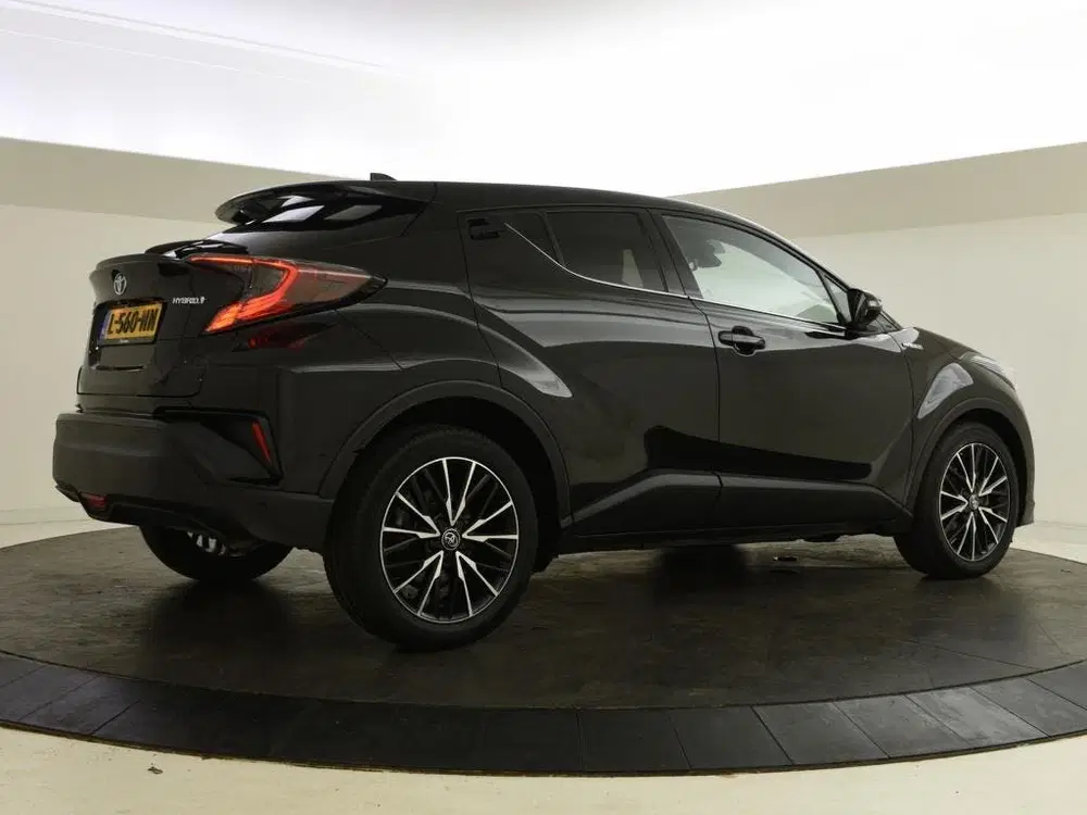 Toyota C-HR 1.8 Hybrid Executive uit 2019, foto 2