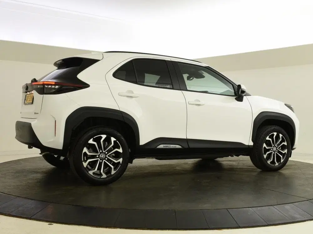 Toyota Yaris Cross 1.5 Hybrid 115 First Edition uit 2024, foto 2
