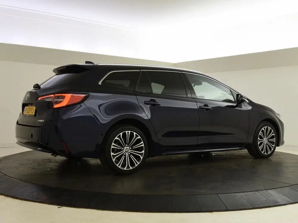 Toyota Corolla 1.8 Hybrid Executive uit 2022, foto 2