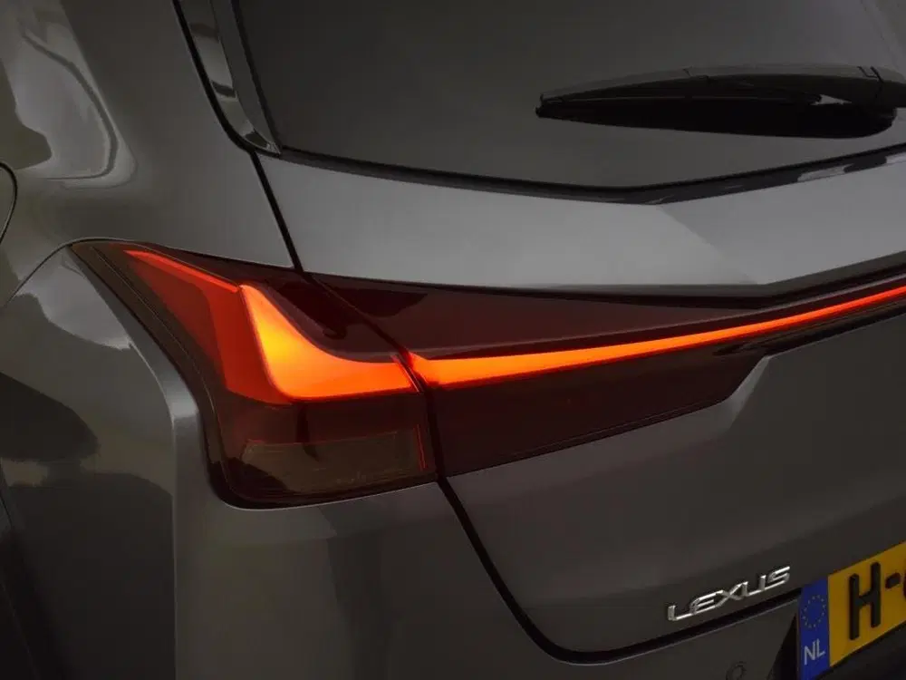 Lexus UX 250h First Edition uit 2020, foto 11