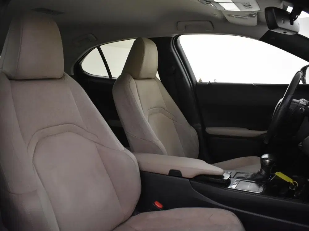Lexus UX 250h First Edition uit 2020, foto 12